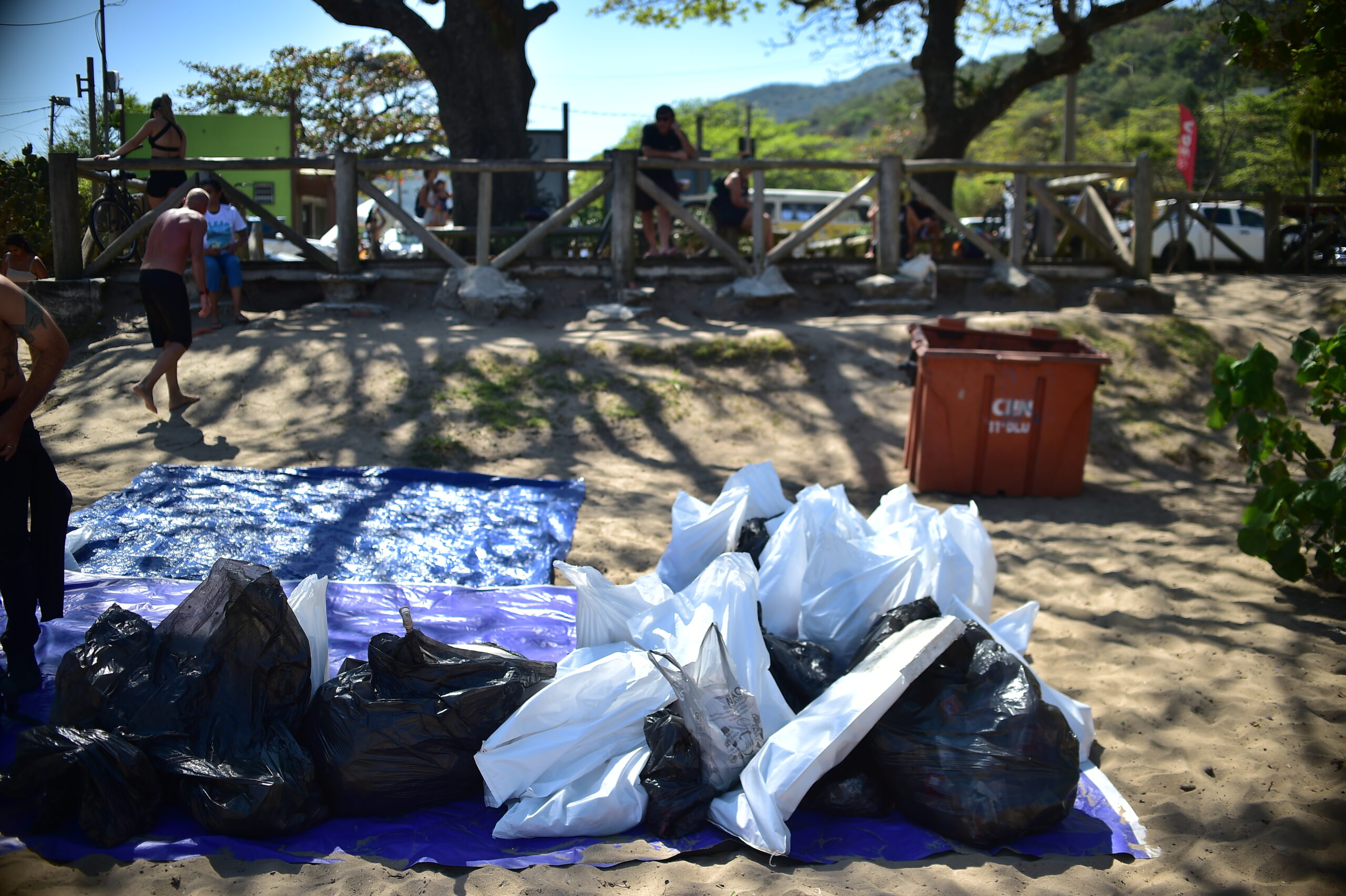 Prefeitura de Niterói participa com voluntários do Clean Up Day em diversas praias da cidade