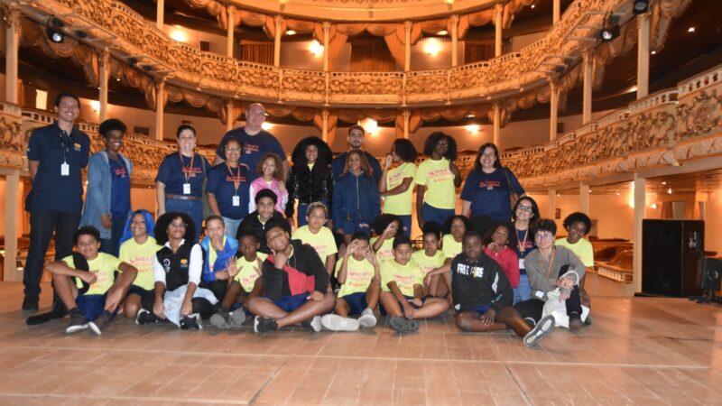 Alunos do projeto Clin Social visitam o Theatro Municipal de Niterói