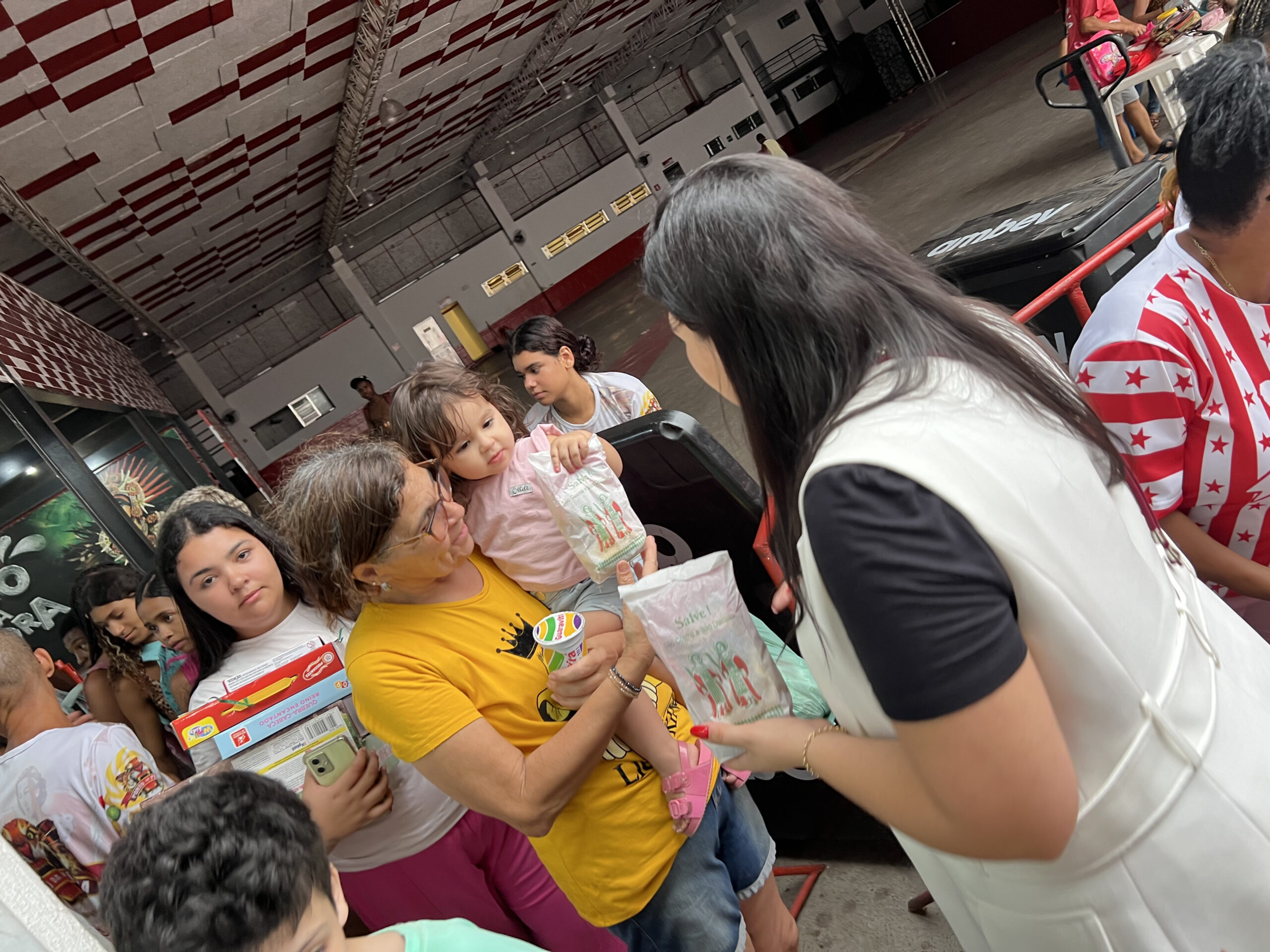 Porto da Pedra promove tradicional distribuição de doces de Cosme e Damião para a comunidade