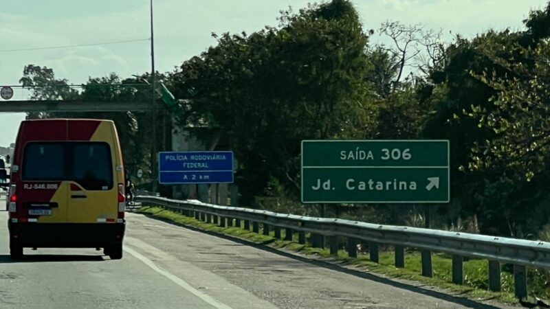 Criminosos atiram na BR-101 para desviar atenção da PM; homem morre e mulher fica ferida no Jardim Catarina, em São Gonçalo