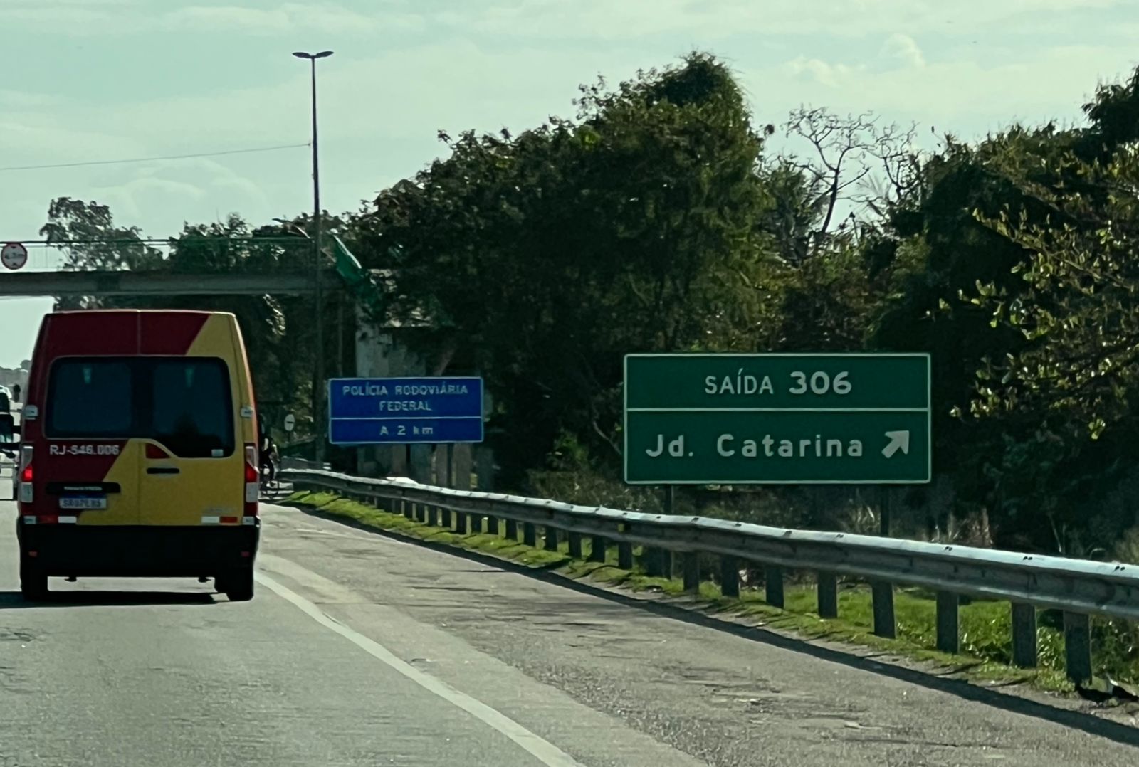 Criminosos atiram na BR-101 para desviar atenção da PM; homem morre e mulher fica ferida no Jardim Catarina, em São Gonçalo