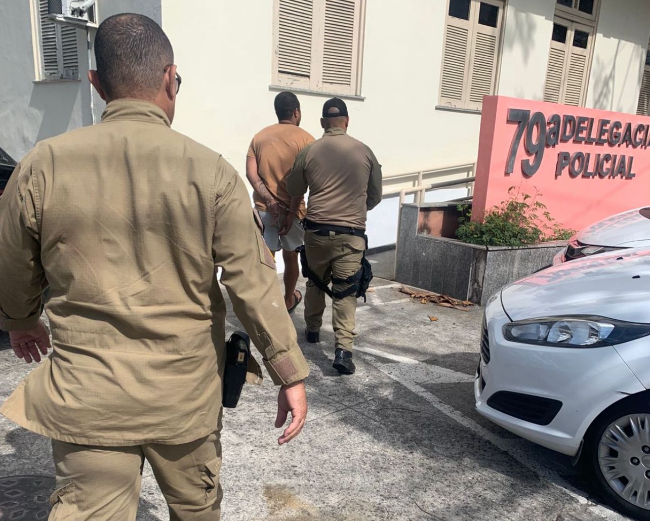 Homem é preso após invadir residência em São Francisco, Niterói