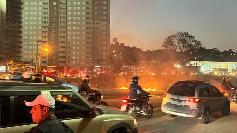 Protesto fecha RJ-106 após morte de pedestre