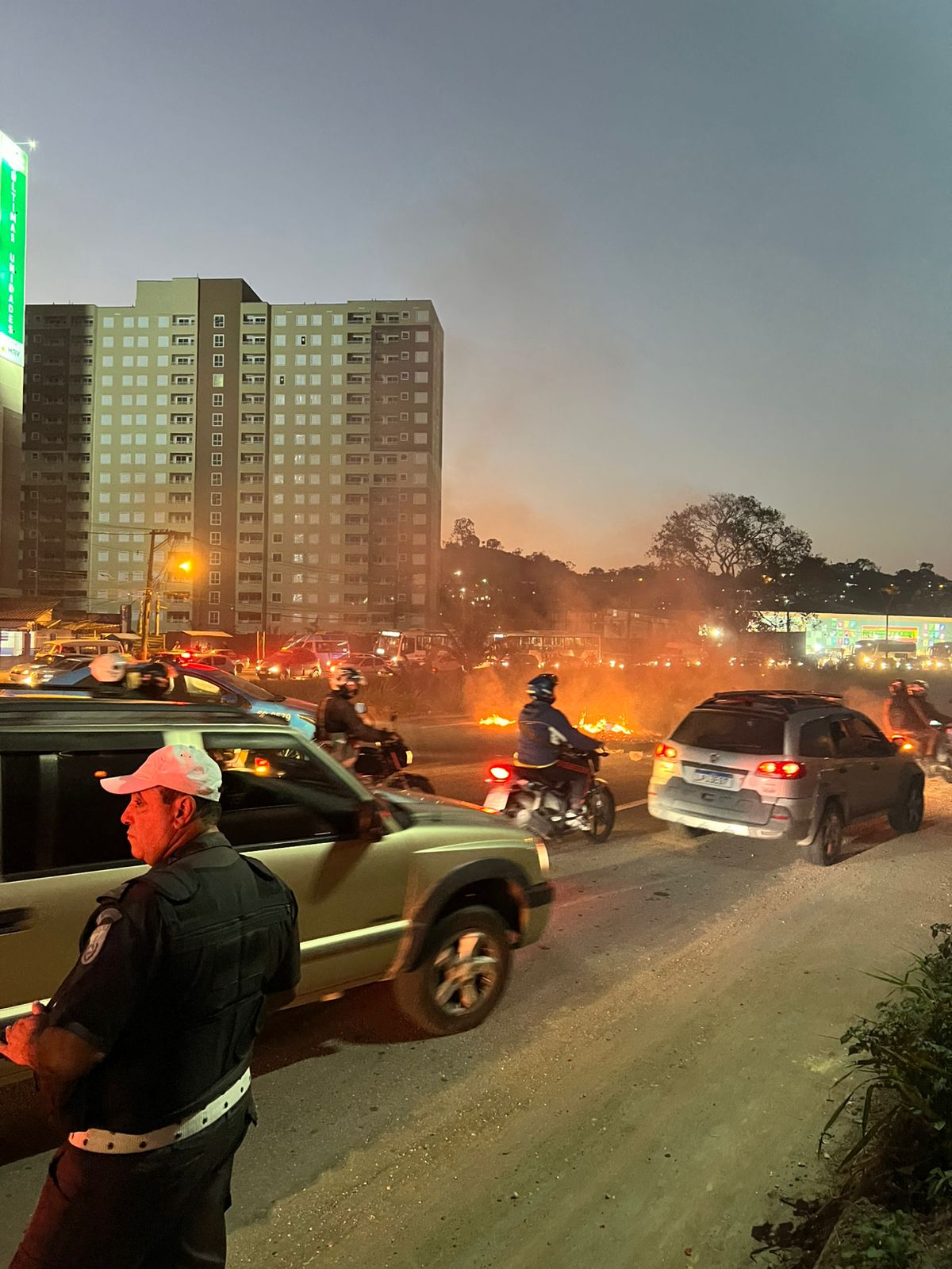 Protesto fecha RJ-106 após morte de pedestre