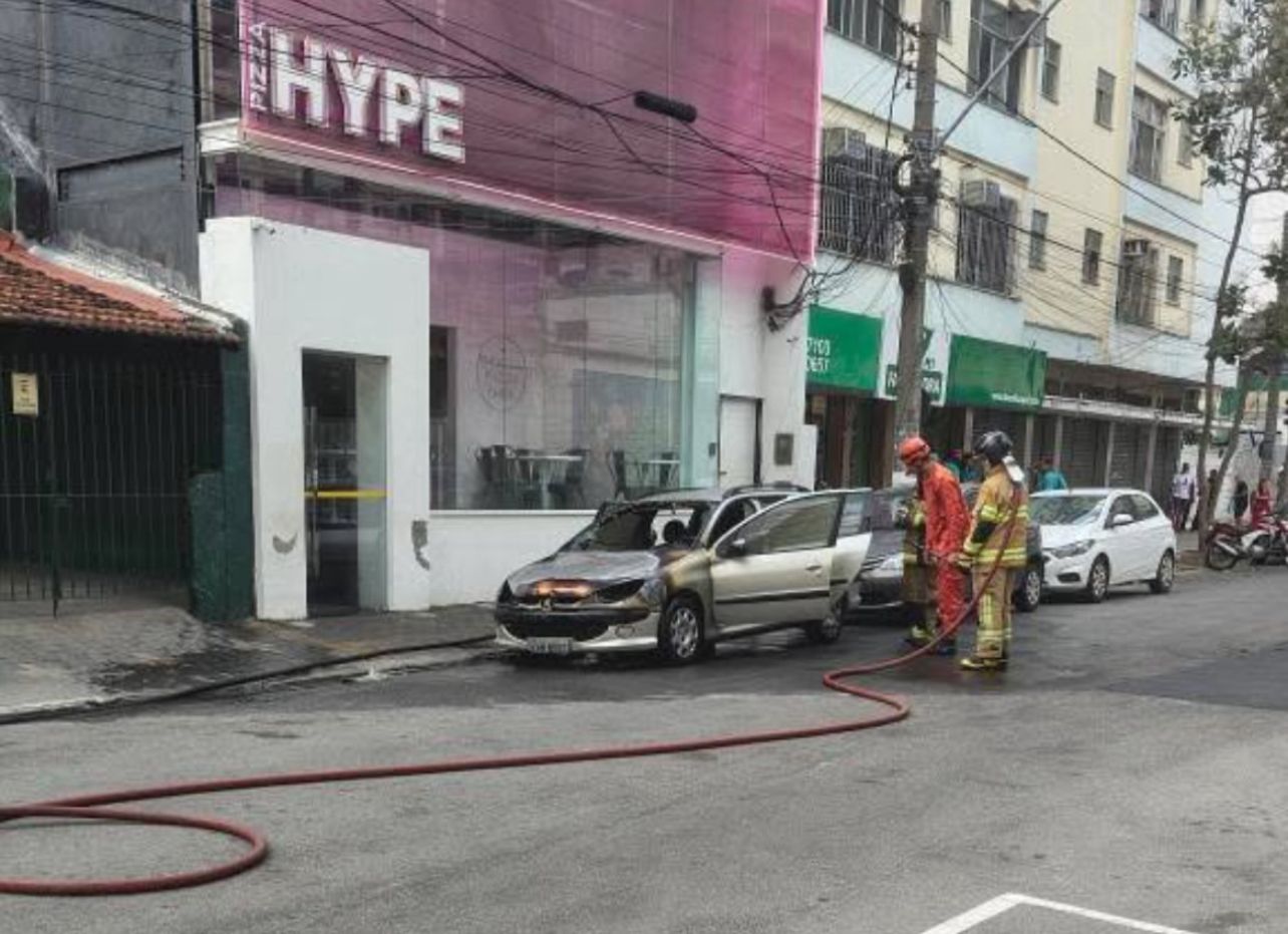 Carro pega fogo e interdita Avenida Sete de Setembro, em Icaraí