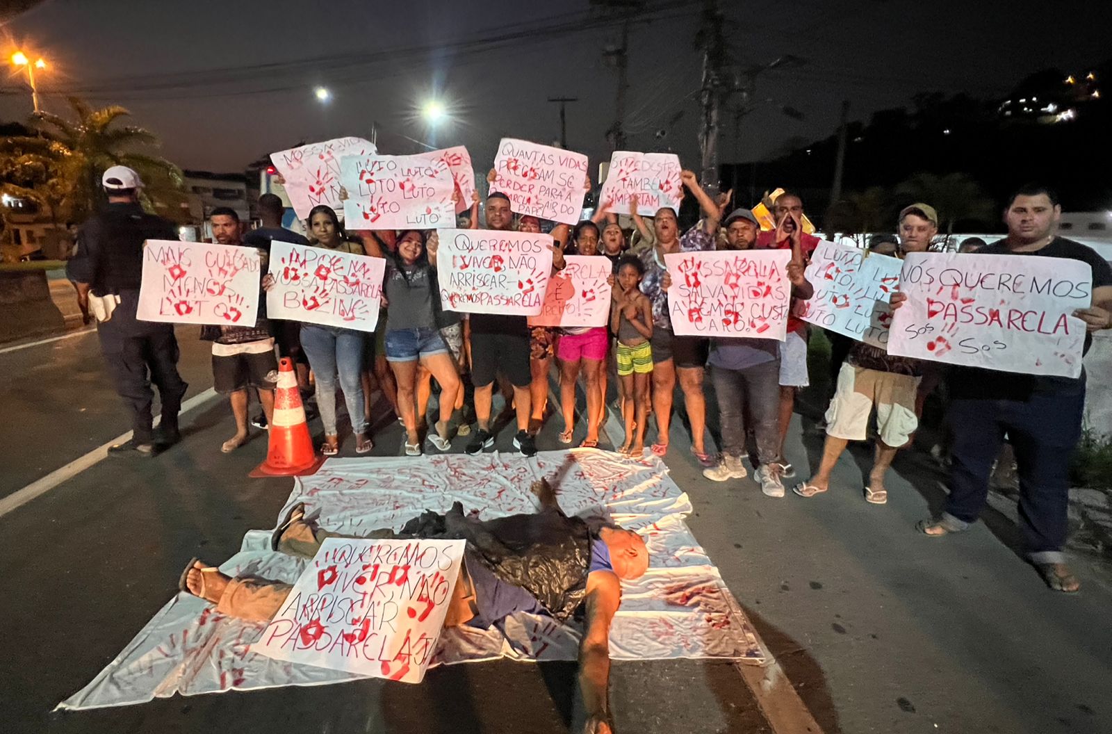 Moradores da Comunidade da Linha realizam segunda manifestação pedindo passarela na RJ-106