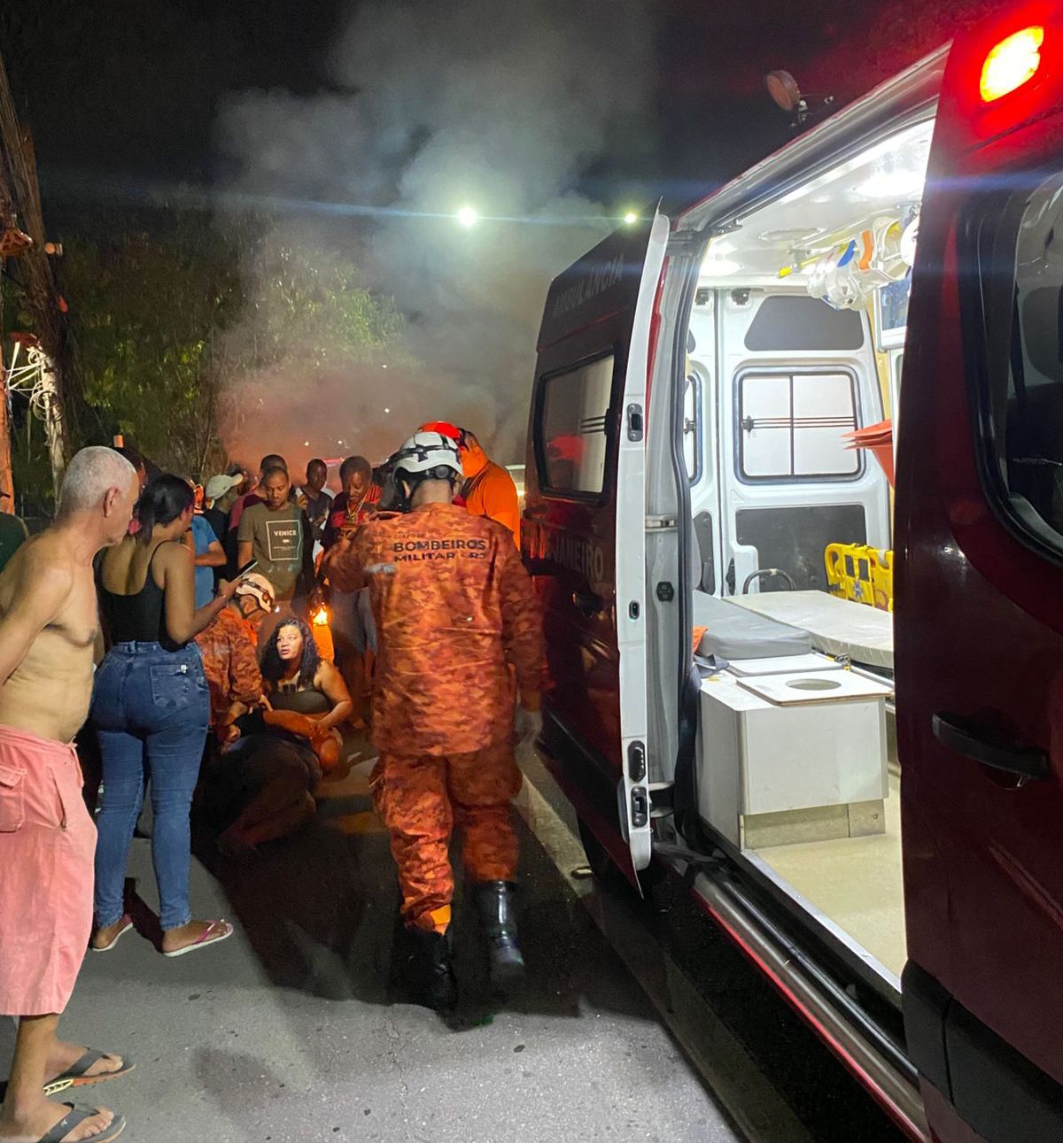 Mulher é atropelada na RJ-106 após manifestação em São Gonçalo