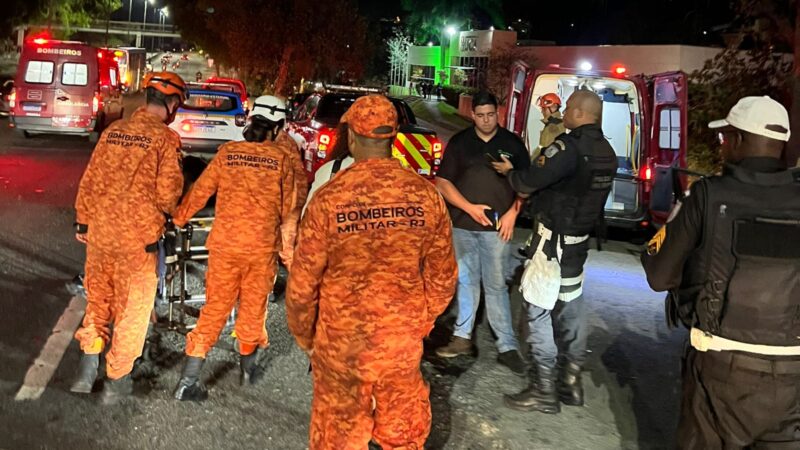 Capotamento agora à noite na RJ-104