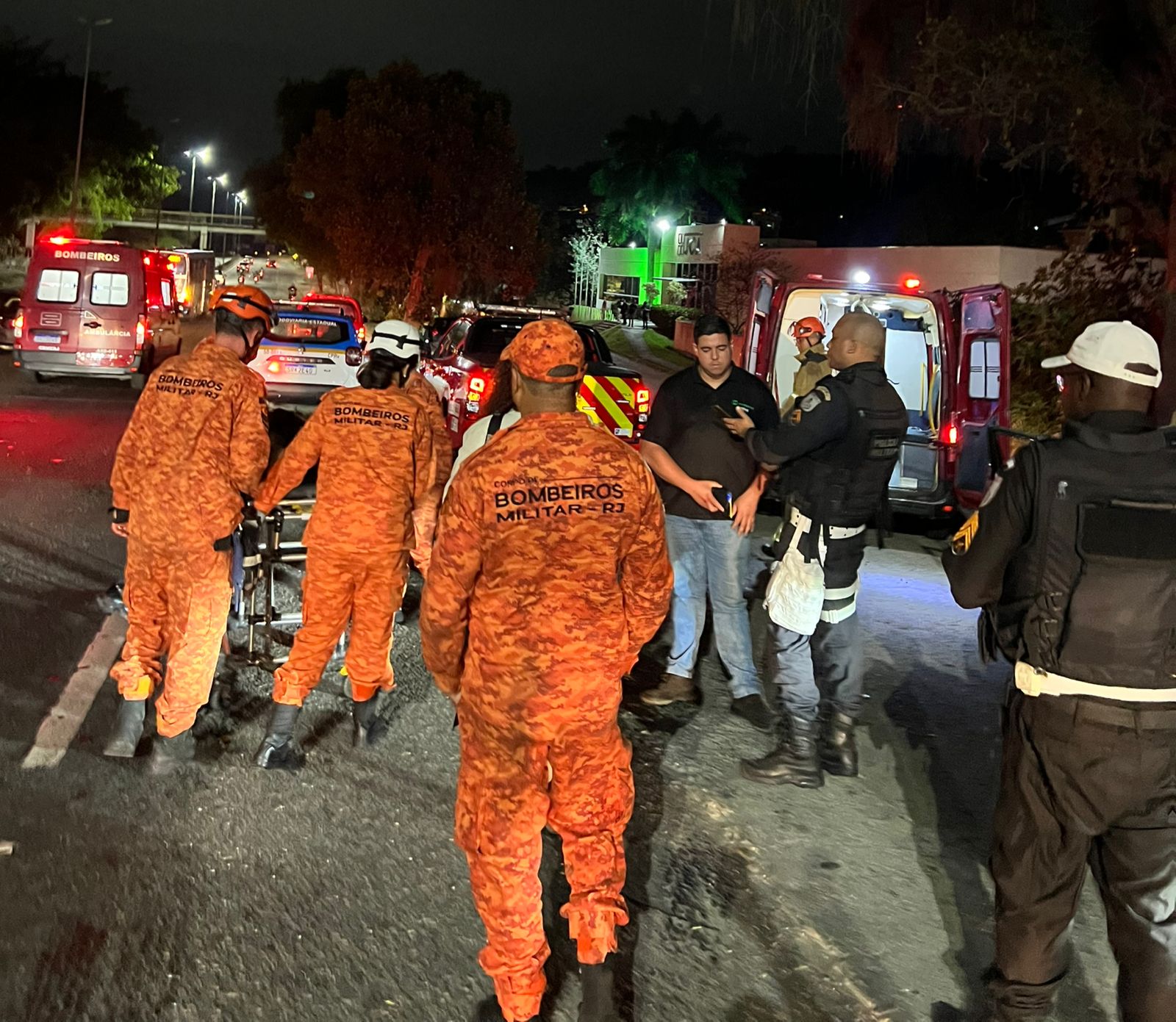 Capotamento agora à noite na RJ-104