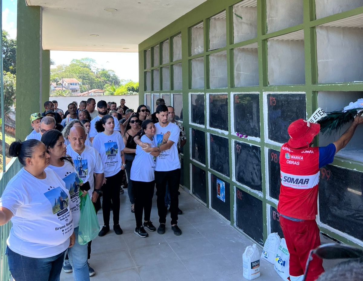 Enterro de jovem Bruno, contaminado por ácido em hemodiálise na cidade de São Gonçalo, mobiliza apelo por justiça