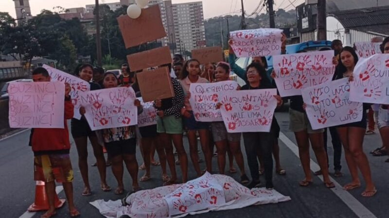 Moradores da Comunidade da linha voltam a protestam pelo 4º dia consecutivo na RJ-106 pedindo passarela no Rio do Ouro