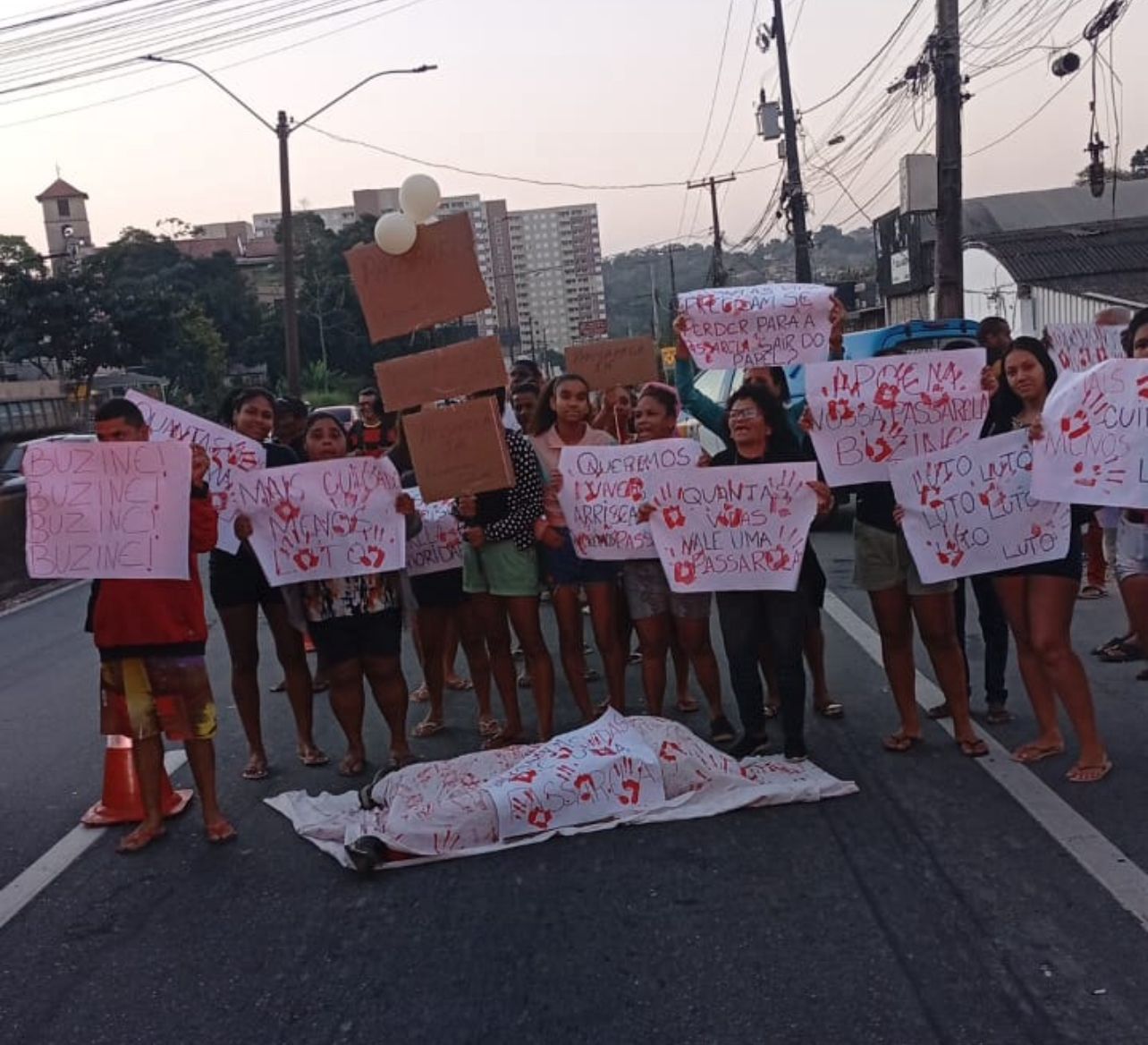 Moradores da Comunidade da linha voltam a protestam pelo 4º dia consecutivo na RJ-106 pedindo passarela no Rio do Ouro