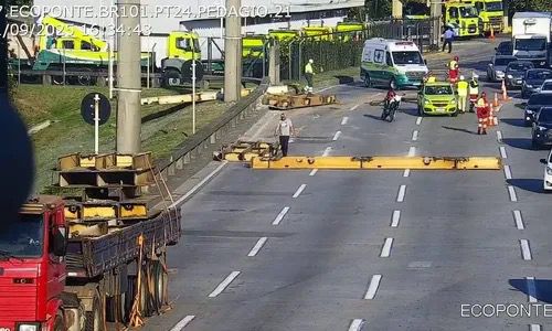 Vigas caem de caminhão e causam caos no trânsito da Ponte Rio–Niterói