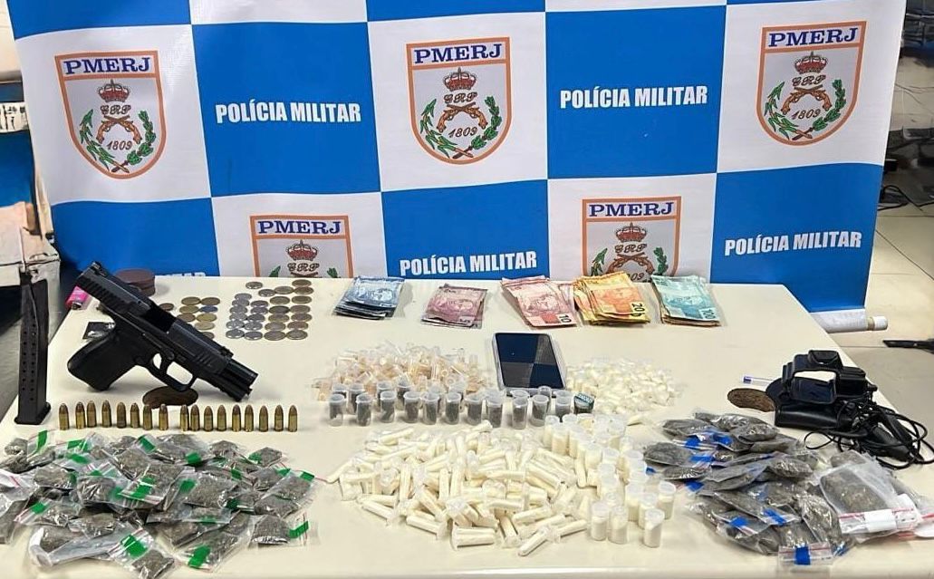 12º BPM desarticula ponto de tráfico em Ponta Negra: drogas e arma apreendidas após denúncia anônima