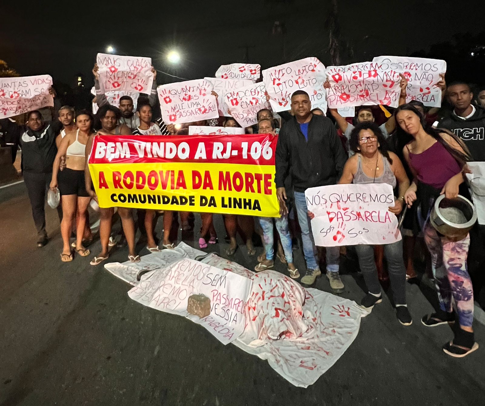 Pelo 5º dia seguido, moradores da Comunidade da Linha protestam por passarela na RJ-106