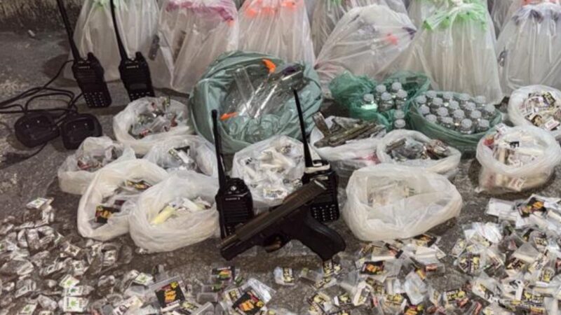 Arsenal em São Gonçalo: 7º BPM apreende pistola e grande carga de drogas após confronto no Cebolô