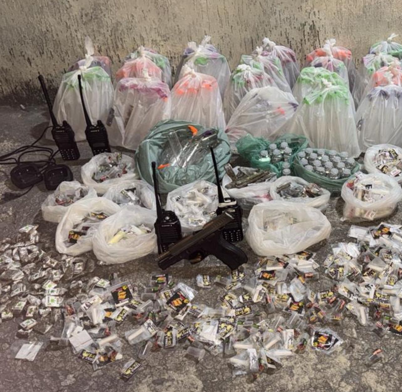 Arsenal em São Gonçalo: 7º BPM apreende pistola e grande carga de drogas após confronto no Cebolô