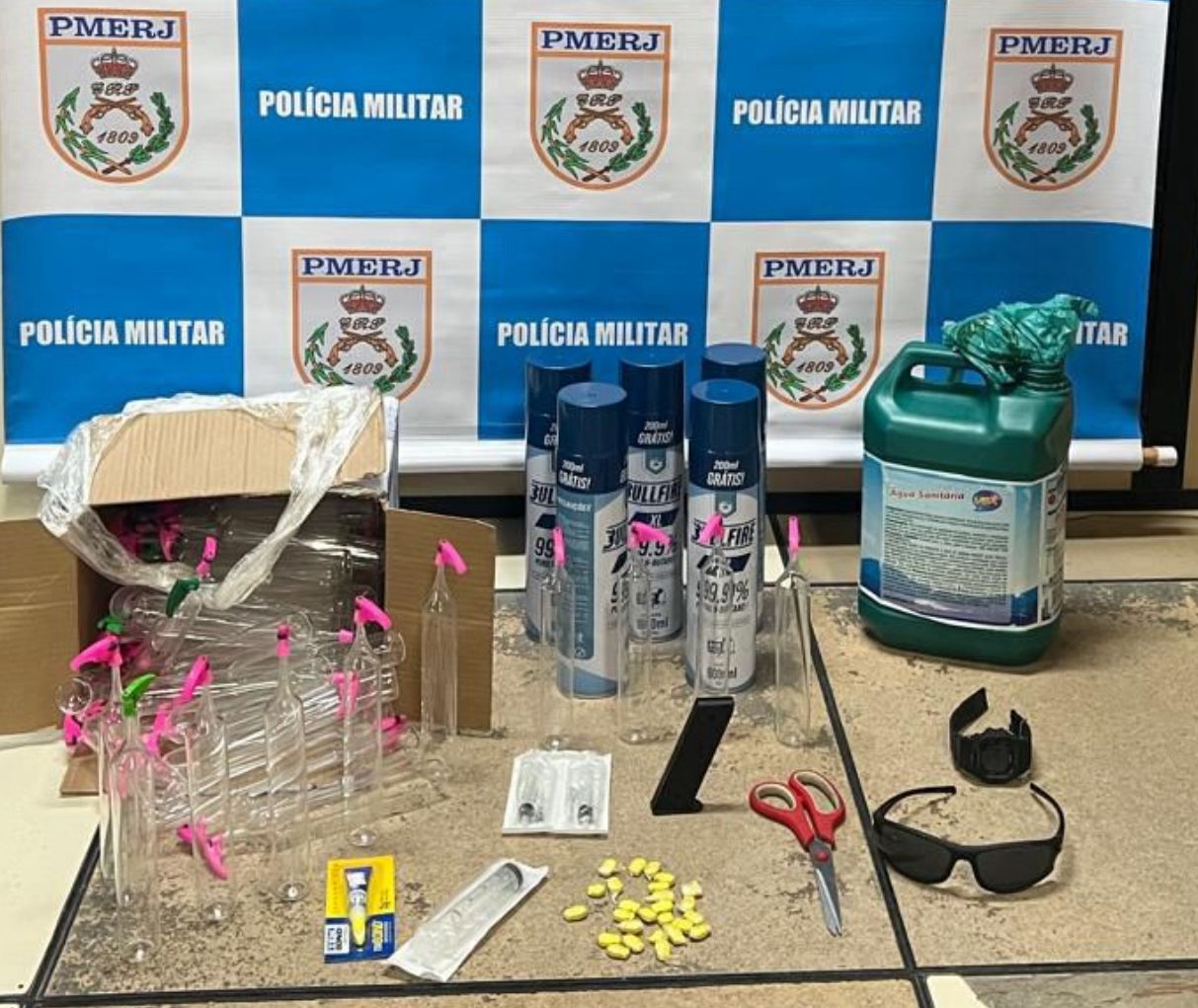 Niterói: Homem é preso com metanfetamina e materiais para produção de drogas no Atalaia