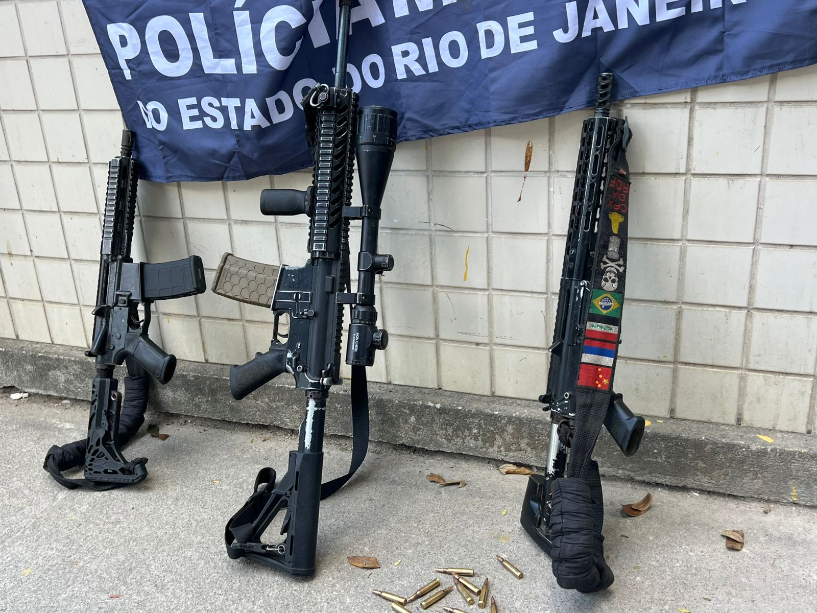 Três fuzis são apreendidos e três pessoas presas em grande operação do 7º BPM em São Gonçalo