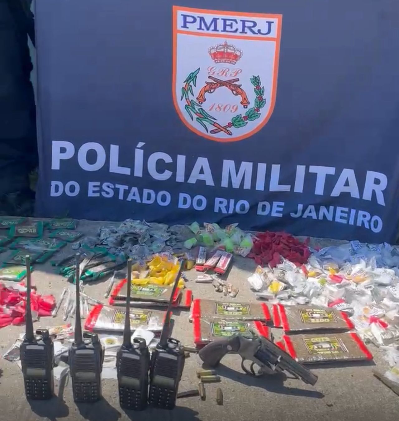 7º BPM intensifica ações contra o tráfico, faz grande apreensão no Brejau e impede a tentativa de fechamento da RJ-104 em São Gonçalo