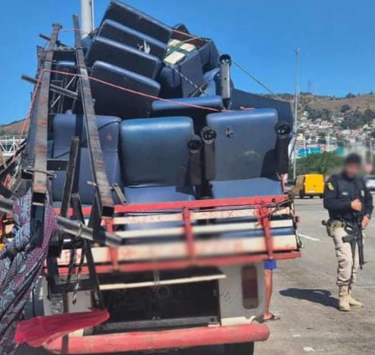 PRF apreende veículo com carga irregular e motorista é preso na Ponte Rio-Niterói