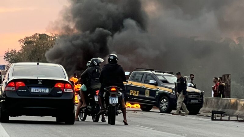 CAOS NA BR-101: Manifestação fecha as duas pistas e provoca tiroteio