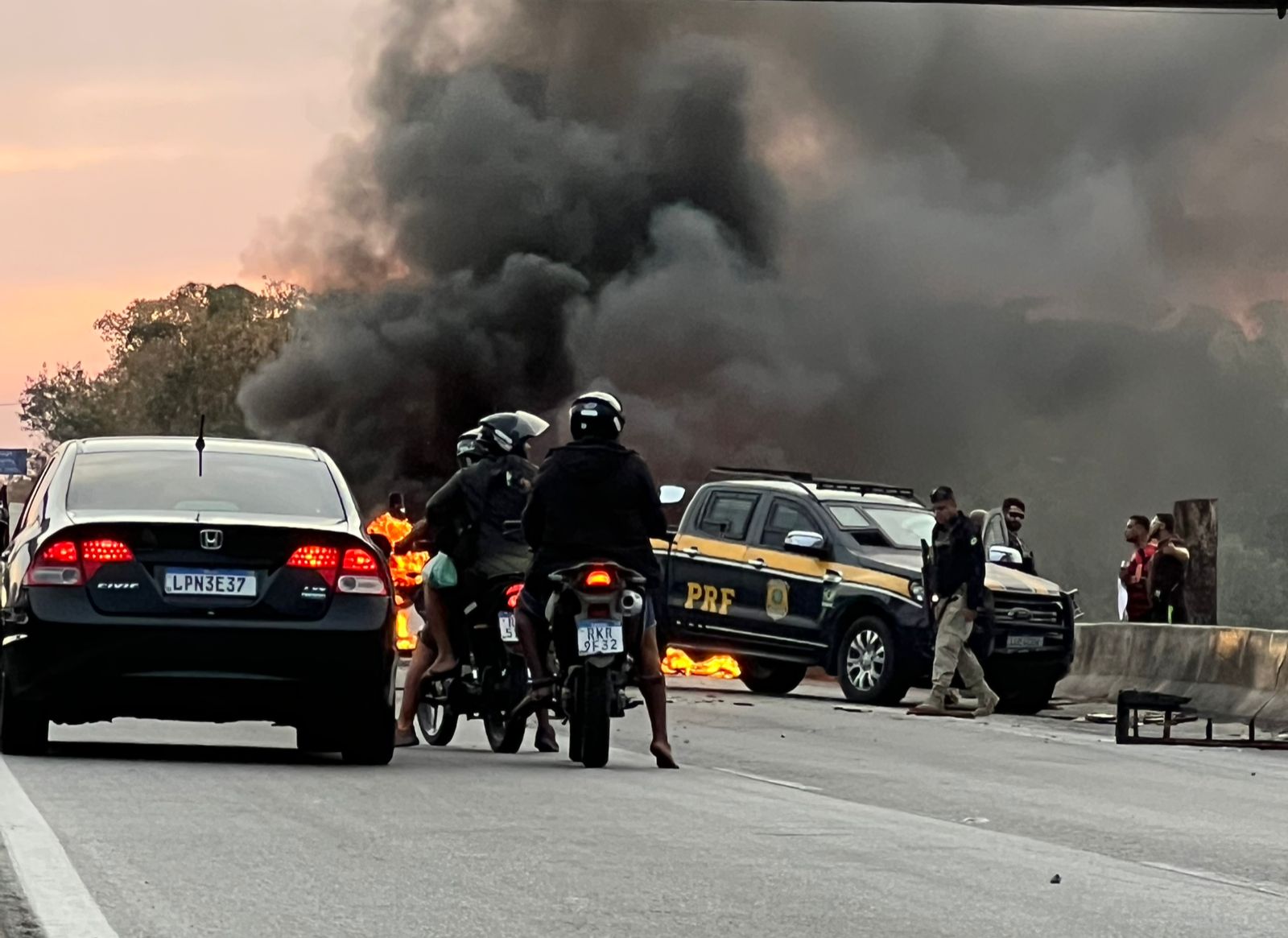 CAOS NA BR-101: Manifestação fecha as duas pistas e provoca tiroteio