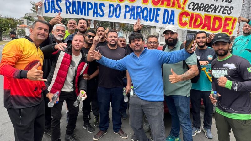 Manifestação de pilotos de parapente pede reabertura das rampas no Parque da Cidade, em Niterói