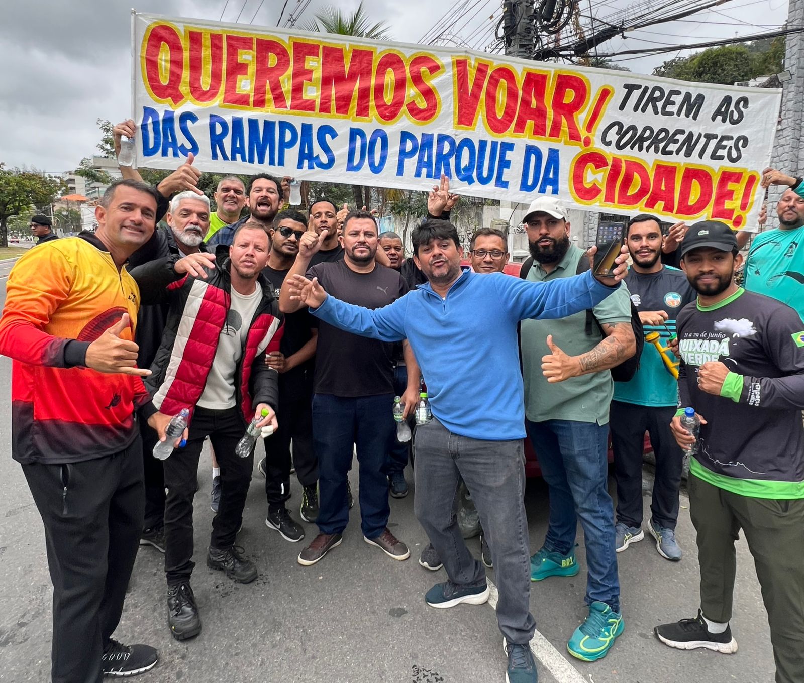 Manifestação de pilotos de parapente pede reabertura das rampas no Parque da Cidade, em Niterói