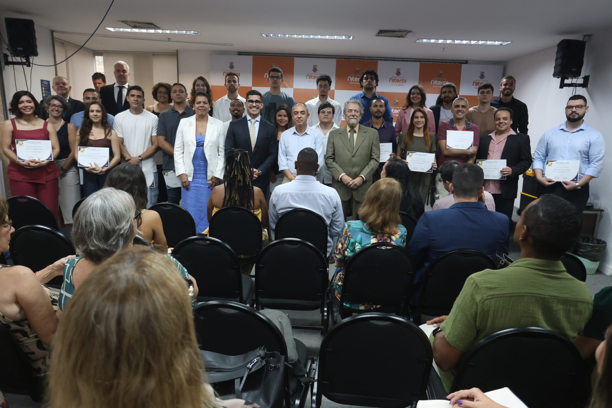 Prefeitura empossa aprovados no concurso da Niterói Prev