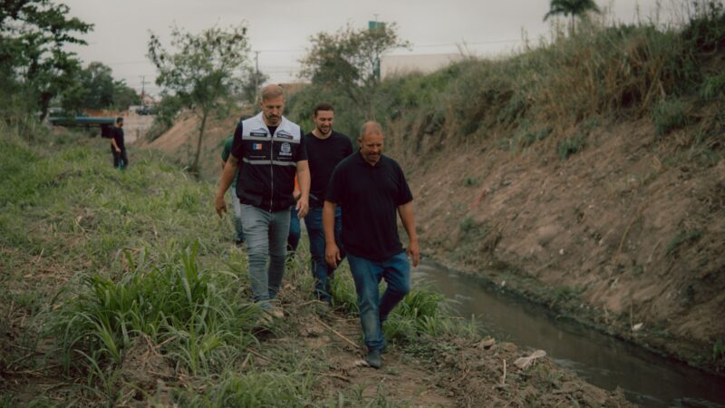 Prefeito de Itaboraí acompanha serviços do Programa Limpa Rio na Avenida 22 de Maio