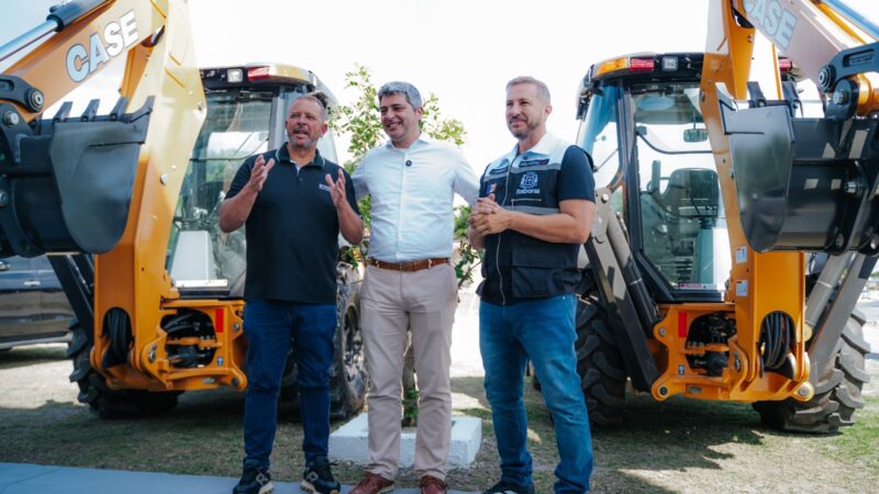 Prefeitura de Itaboraí entrega retroescavadeiras por meio de emenda do Governo Federal e revitaliza Estação Cidadania