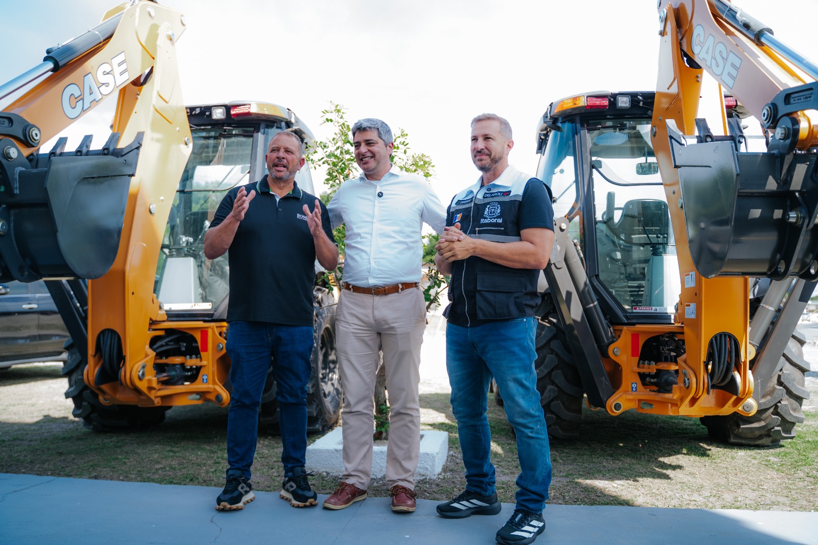 Prefeitura de Itaboraí entrega retroescavadeiras por meio de emenda do Governo Federal e revitaliza Estação Cidadania