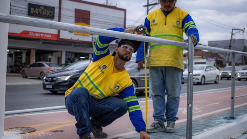 Prefeitura inicia instalação de guarda-corpos na nova ciclovia da Avenida 22 de Maio