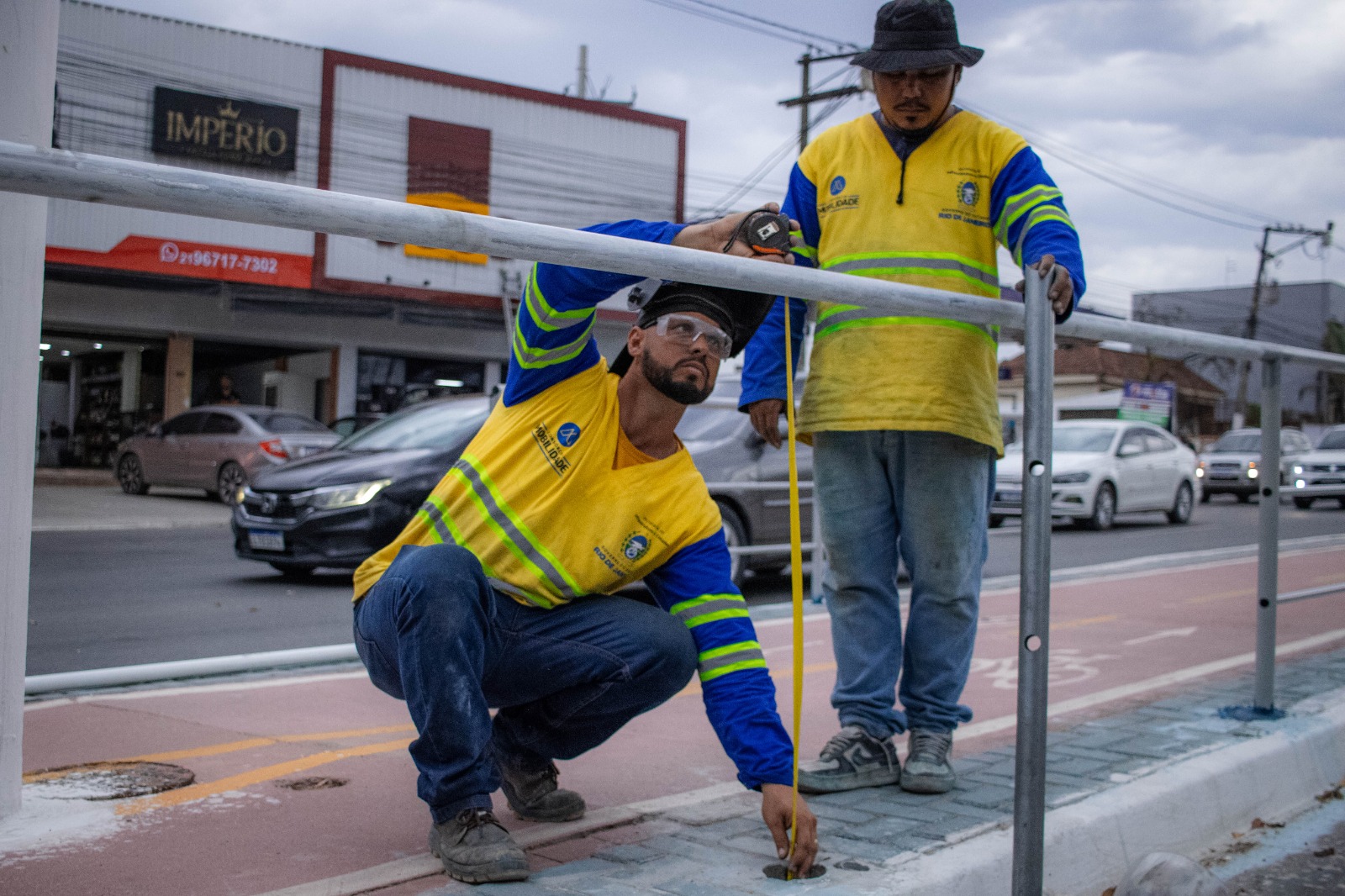 Prefeitura inicia instalação de guarda-corpos na nova ciclovia da Avenida 22 de Maio
