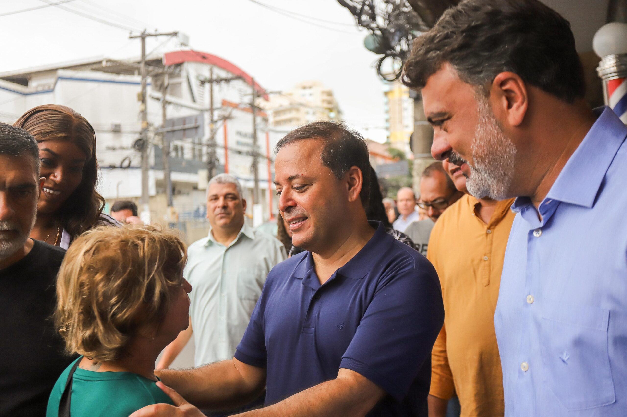 Prefeitura Móvel começa atendimentos à população no Largo da Batalha