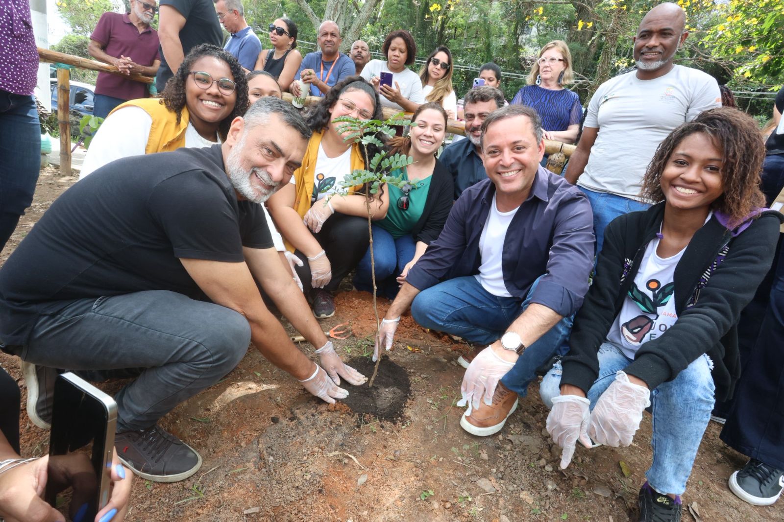 Rodrigo Neves visita obras de urbanização em comunidades durante o Prefeitura Móvel