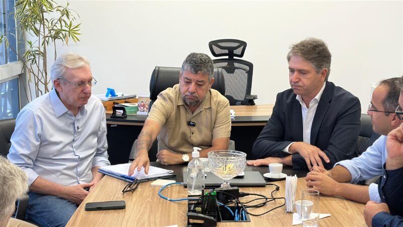 Prefeito Washington Quaquá assina contrato para a construção do Plaza Shopping Maricá