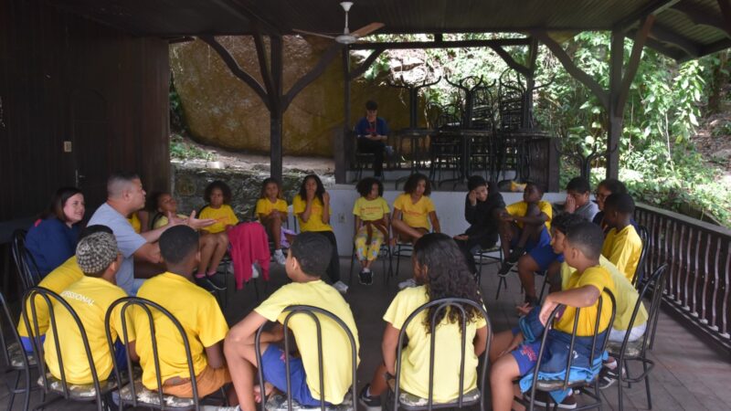 Companhia de Limpeza de Niterói explica conselho tutelar para alunos do projeto Clin Social