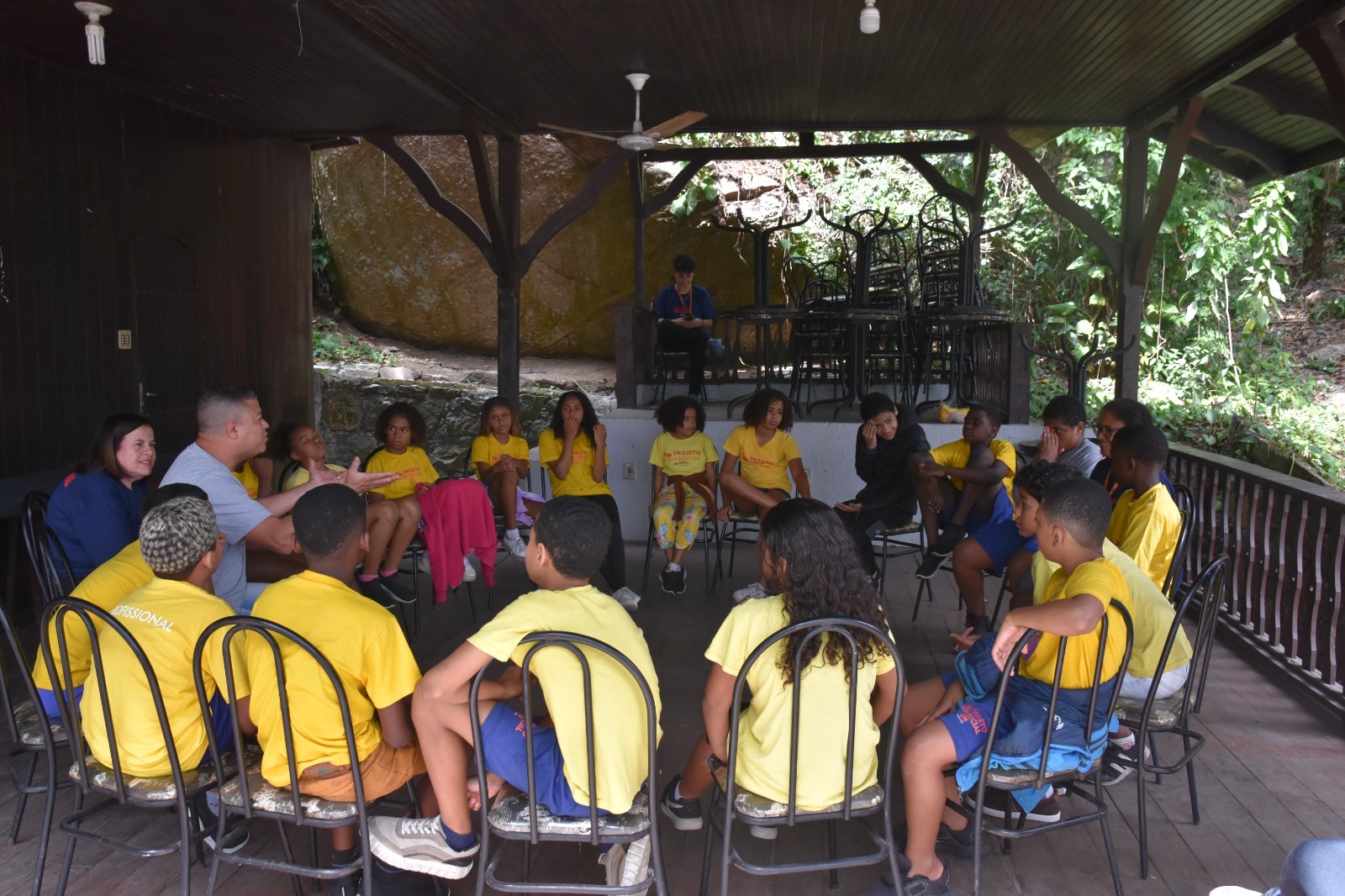 Companhia de Limpeza de Niterói explica conselho tutelar para alunos do projeto Clin Social