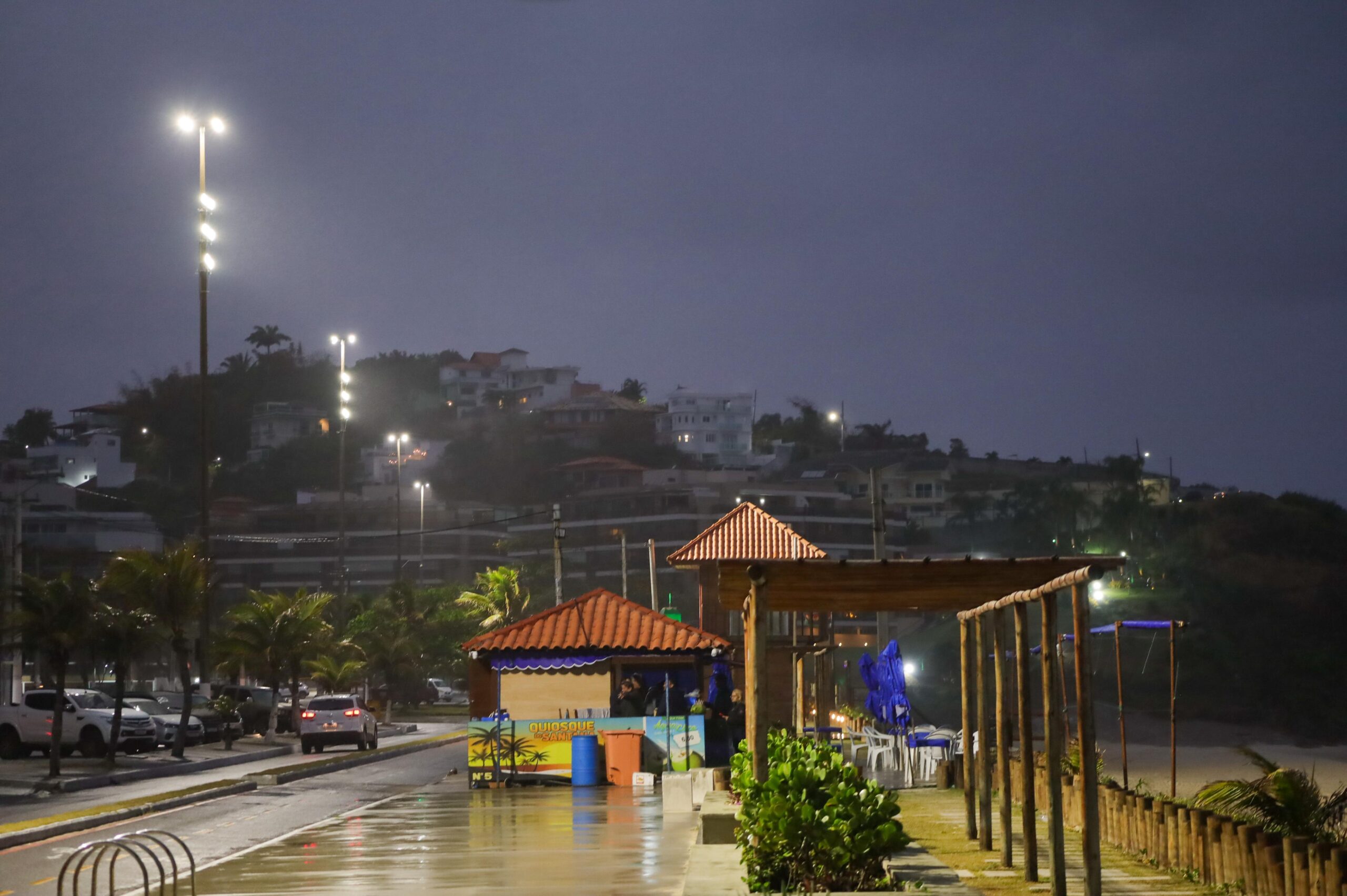 Praia de Piratininga recebe refletores de LED para esportes e lazer