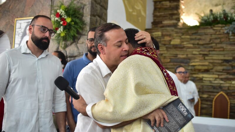 Prefeito Rodrigo Neves participa de missa em homenagem a São Miguel Arcanjo, símbolo de proteção e defesa da fé