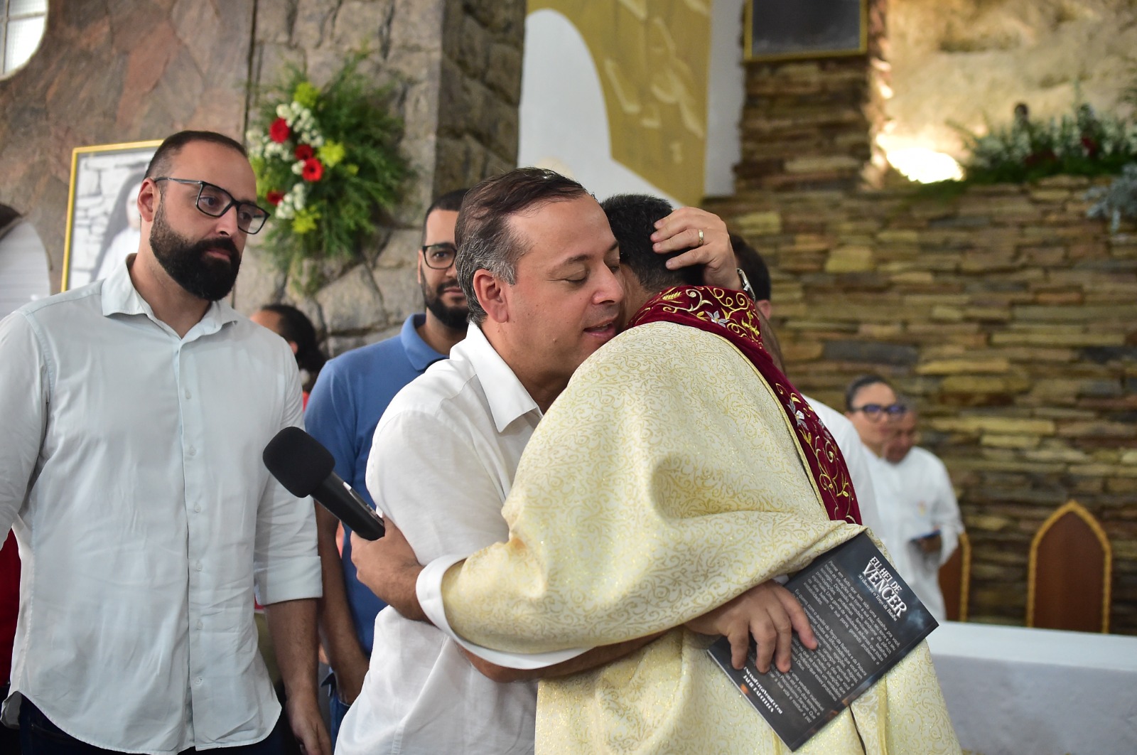 Prefeito Rodrigo Neves participa de missa em homenagem a São Miguel Arcanjo, símbolo de proteção e defesa da fé