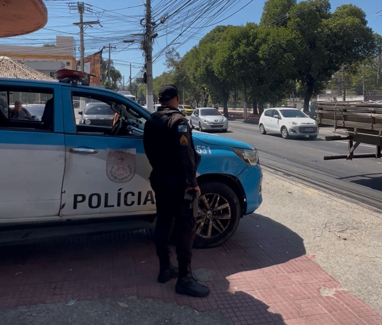 Após noite de caos, PM reforça policiamento na Zona Norte de Niterói