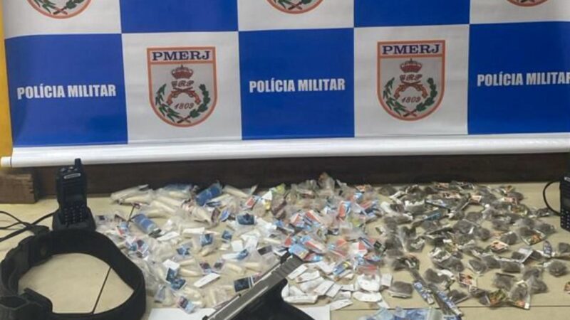 12º Batalhão apreende drogas e arma na Comunidade Buraco do Boi, em Niterói
