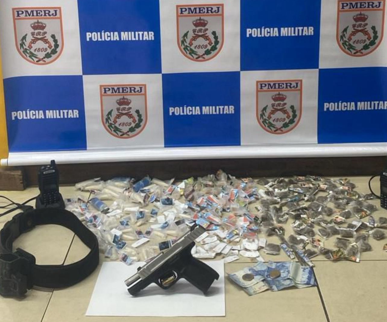 12º Batalhão apreende drogas e arma na Comunidade Buraco do Boi, em Niterói