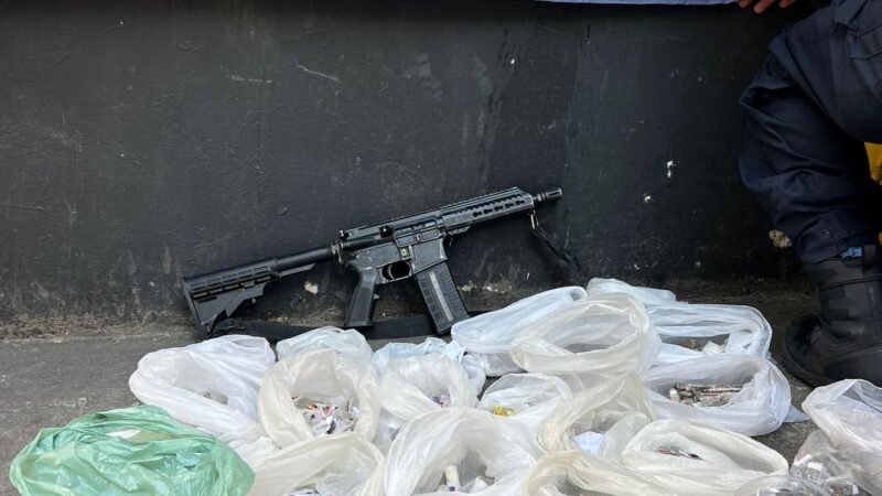 7º BPM apreende fuzil e prende três suspeitos em operação no Jardim Catarina, em São Gonçalo