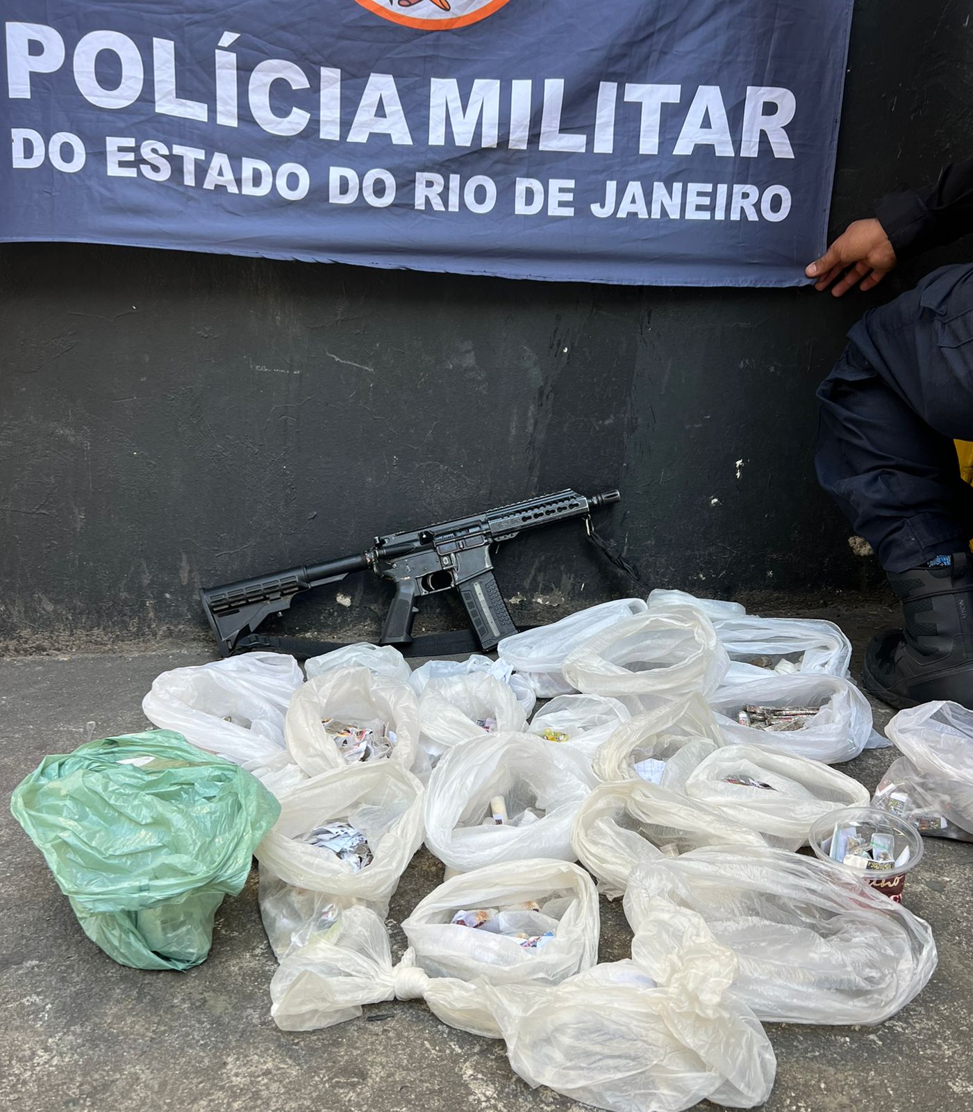 7º BPM apreende fuzil e prende três suspeitos em operação no Jardim Catarina, em São Gonçalo