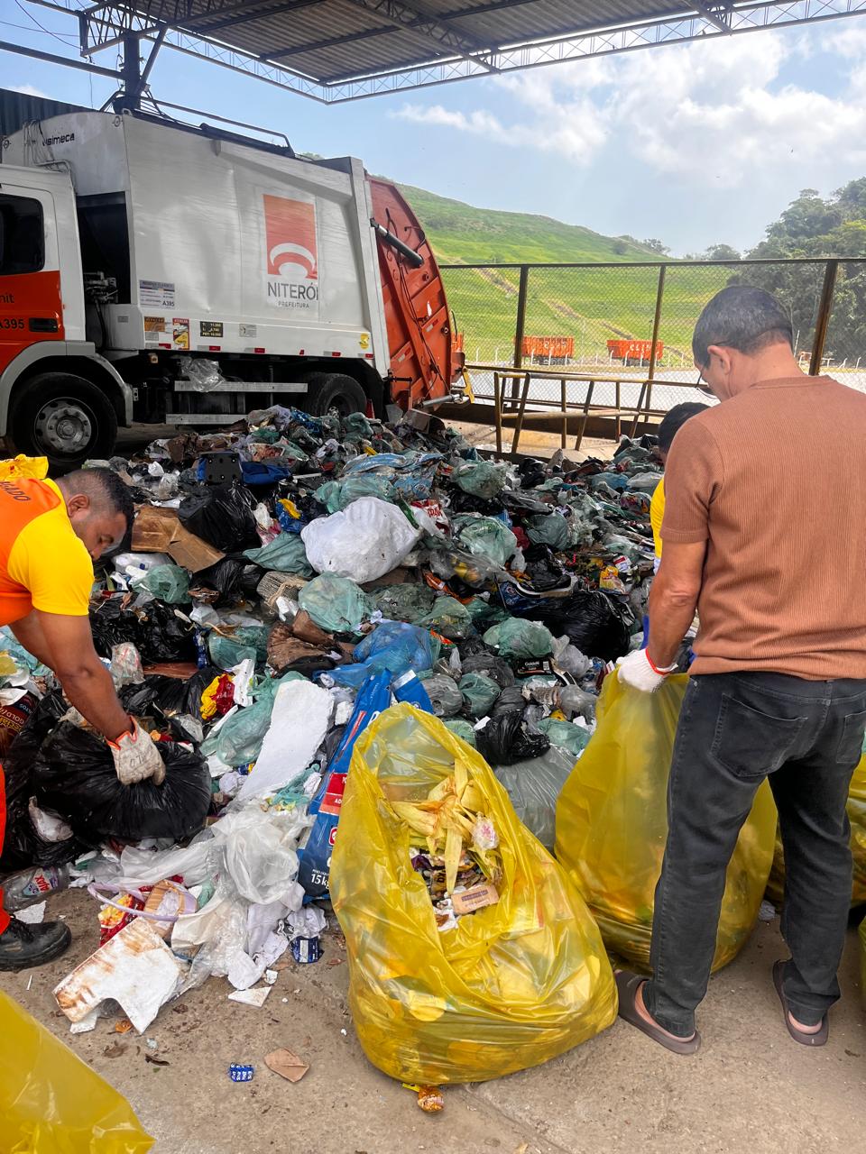 Niterói intensifica análise dos resíduos sólidos para melhorar ainda mais a limpeza urbana da cidade, já considerada a primeira do estado