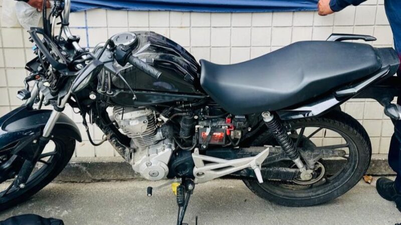 Dois presos com drogas e moto roubada em São Gonçalo